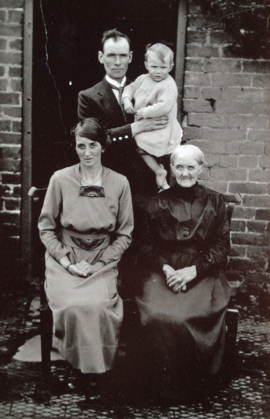 Hughes Family, 04/1922, Linked To: <a href='profiles/i474.html' >Margaret Davidson Burrell 🧬</a>